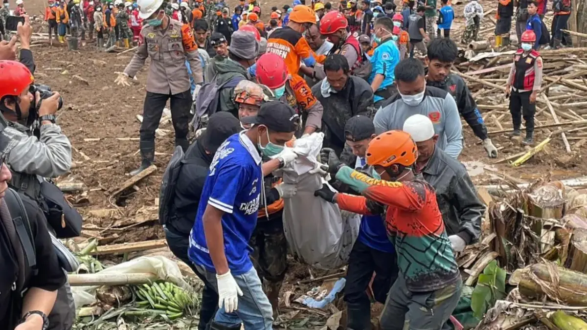 Sempat Terhenti, Tim SAR Gabungan Bawa Dua Kantong Jenazah Korban Longsor di Bandung Barat.