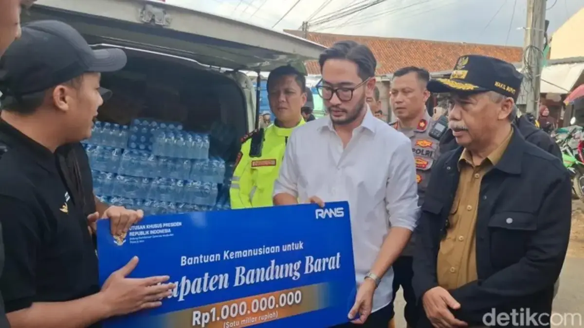 Raffi Ahmad Nyumbang Rp 1 Miliar untuk Korban Longsor Cisarua Raffi Ahmad Nyumbang Rp 1 Miliar untuk Korban Longsor Cisarua.