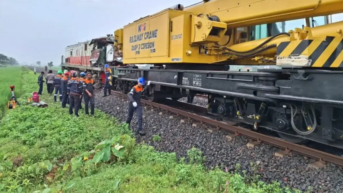 Kereta Tabrak Truk Air hingga Terbelah Dua di Cirebon