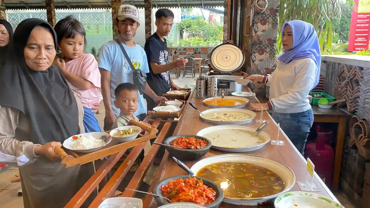 Warung Lodeh Lembang: Sensasi Kuliner Hangat dengan Konsep Nasi Lodeh \'Bebas Refill\'
