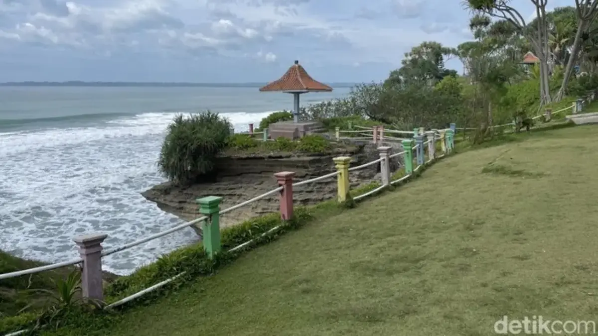 Siasat Memoles Pantai Batuhiu Lebih Nyaman, Bebaskan dari Menjamurnya Pedagang Kaki 5 Siasat Memoles Pantai Batuhiu Lebih Nyaman