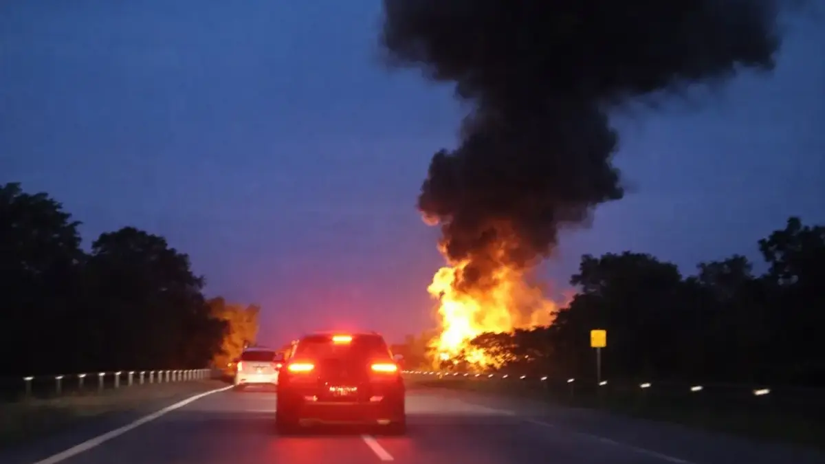 Detik-Detik Mobil Tangki Terbakar di Tol Cipali KM 185A, Jalur Arah Cirebon Lumpuh