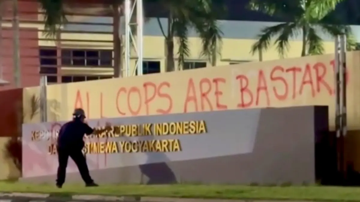 Protes Arogansi Brimob, Pelang Polda DIY Dicoret Bertuliskan \'All Cops Are Bastard\'.