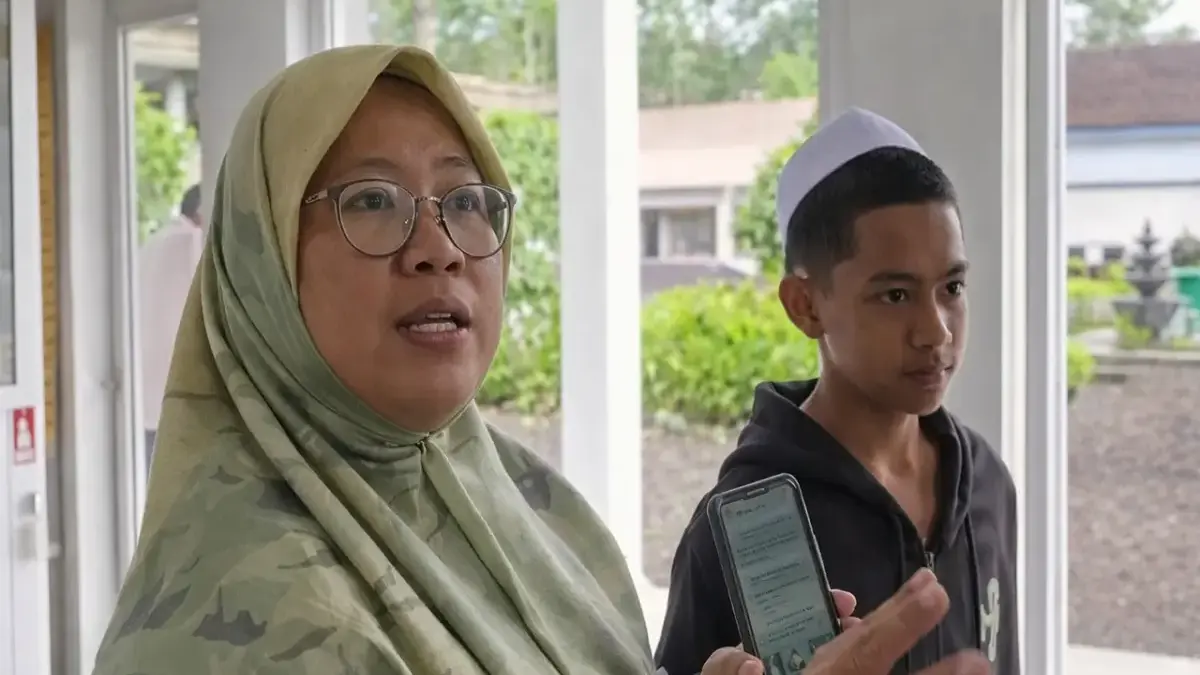 Emak-emak Marah ke Ustaz Diduga Gara-gara Tegur Anaknya Merokok di Pesantren: Suami Saya Polisi! Emak-emak Marah ke Ustaz Diduga Gara-gara Tegur Anaknya Merokok di Pesantren: Suami Saya Polisi!