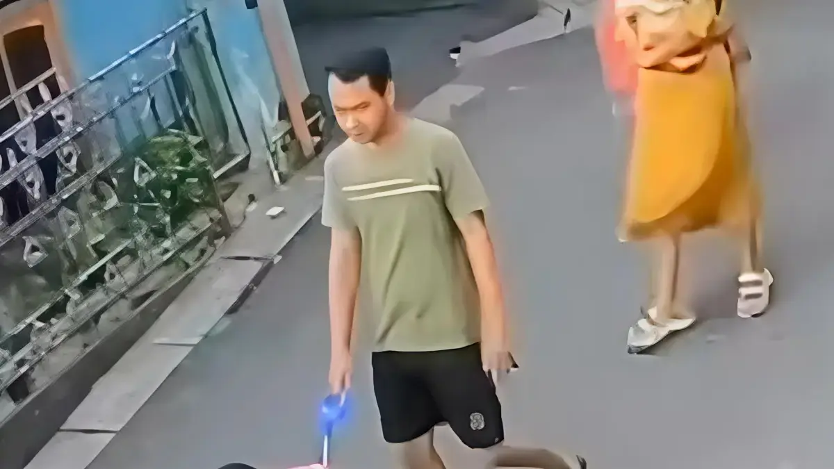 Terekam CCTV, Pria Curi Paket Kurir di Kalibata Kini Diburu Polisi