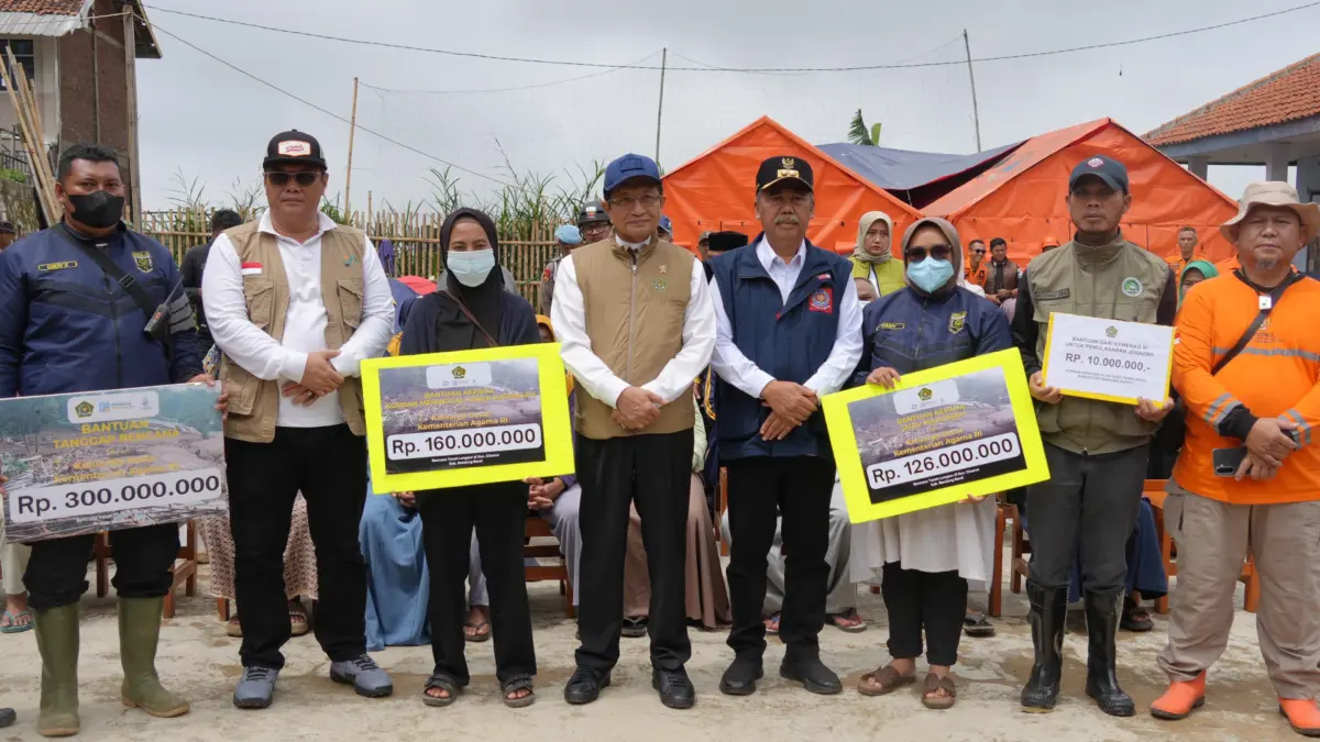 Kemenag Salurkan Bantuan Rp596 Juta untuk Madrasah, Guru dan Siswa Terdampak Longsor Cisarua.