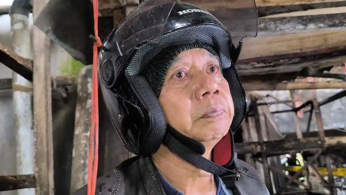 Kebakaran Pasar Rebo Purwakarta: Merugi Rp200 Juta, Acep Menangis Bingung Bayar THR Karyawan.