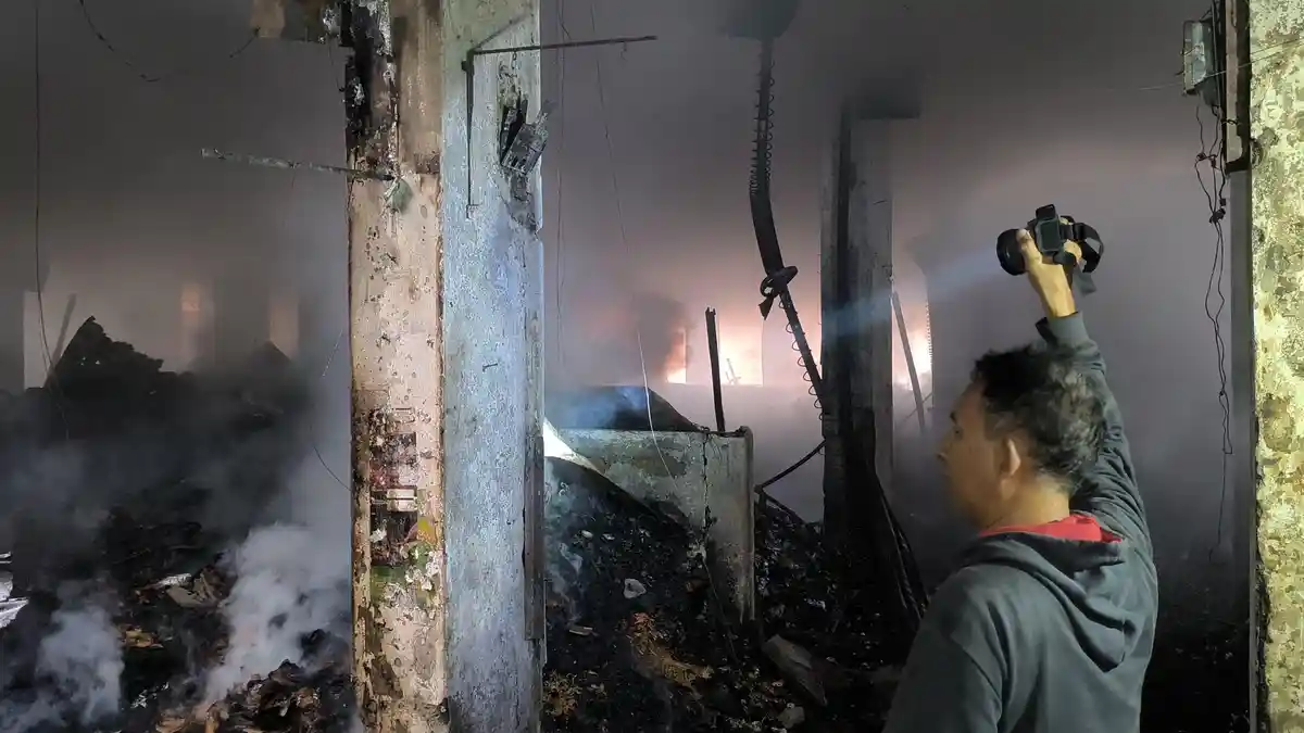 Hampir 200 Kios Hangus Terbakar di Pasar Rebo Purwakarta, Pemadaman Api Terkendala Jalan Sempit Hampir 200 Kios Hangus Terbakar di Pasar Rebo Purwakarta, Pemadaman Api Terkendala Jalan Sempit.