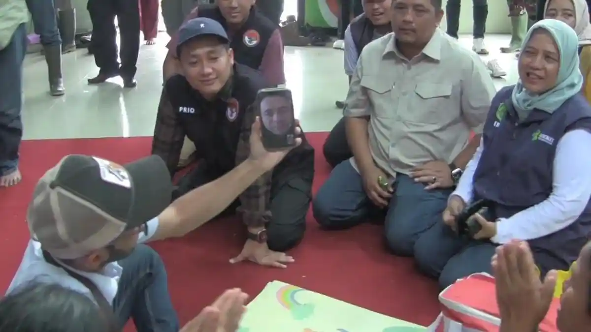 Senyum Pengungsi Banjir Subang di Depan Layar Ponsel: Raffi Ahmad Transfer Rp500 Juta