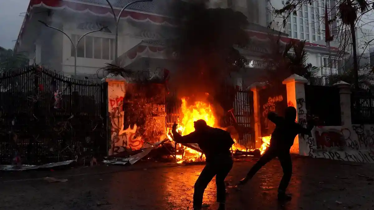 Empat Mahasiswanya Divonis Bersalah Buntut Demo DPRD Jabar, UIN Bandung Pikir-pikir Ajukan Banding Empat Mahasiswanya Divonis Bersalah Buntut Demo DPRD Jabar, UIN Bandung Pikir-pikir Ajukan Banding.