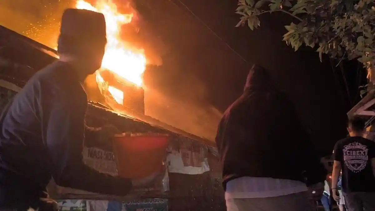 BREAKING NEWS: Pasar Rebo Purwakarta Kebakaran, Akses Sempit Picu Api Cepat Menjalar.