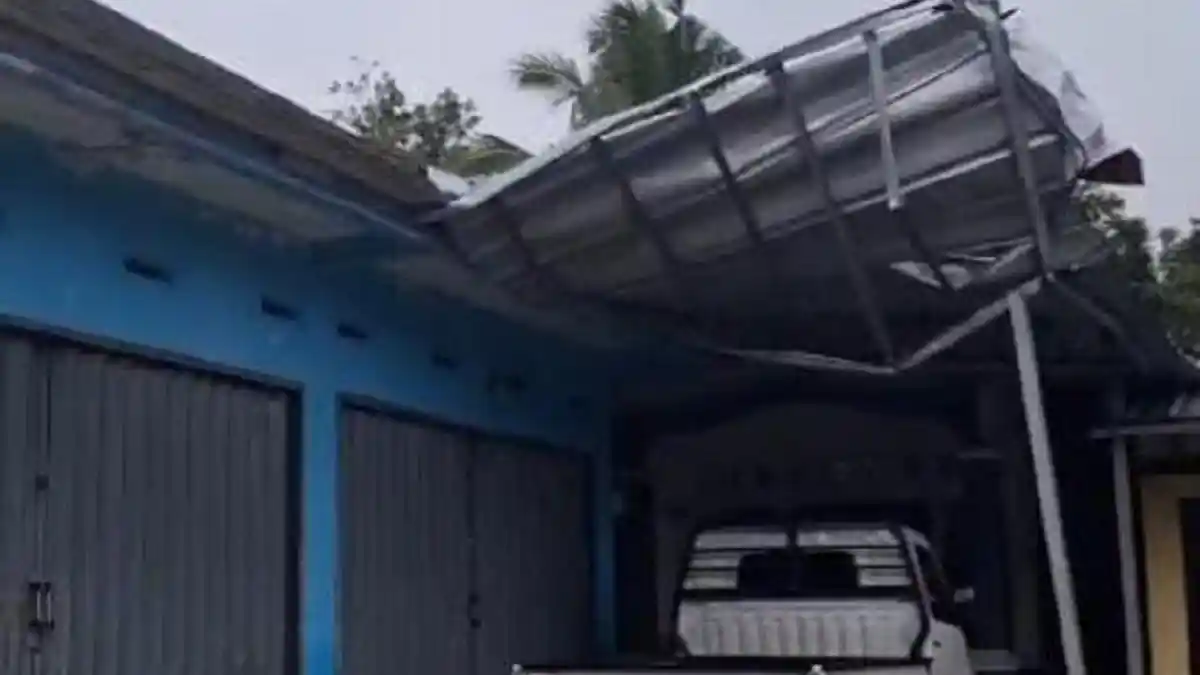 Diterjang Angin Kencang, Atap 9 Rumah Warga di Kalipucang Pangandaran Beterbangan Saat Hujan Deras.