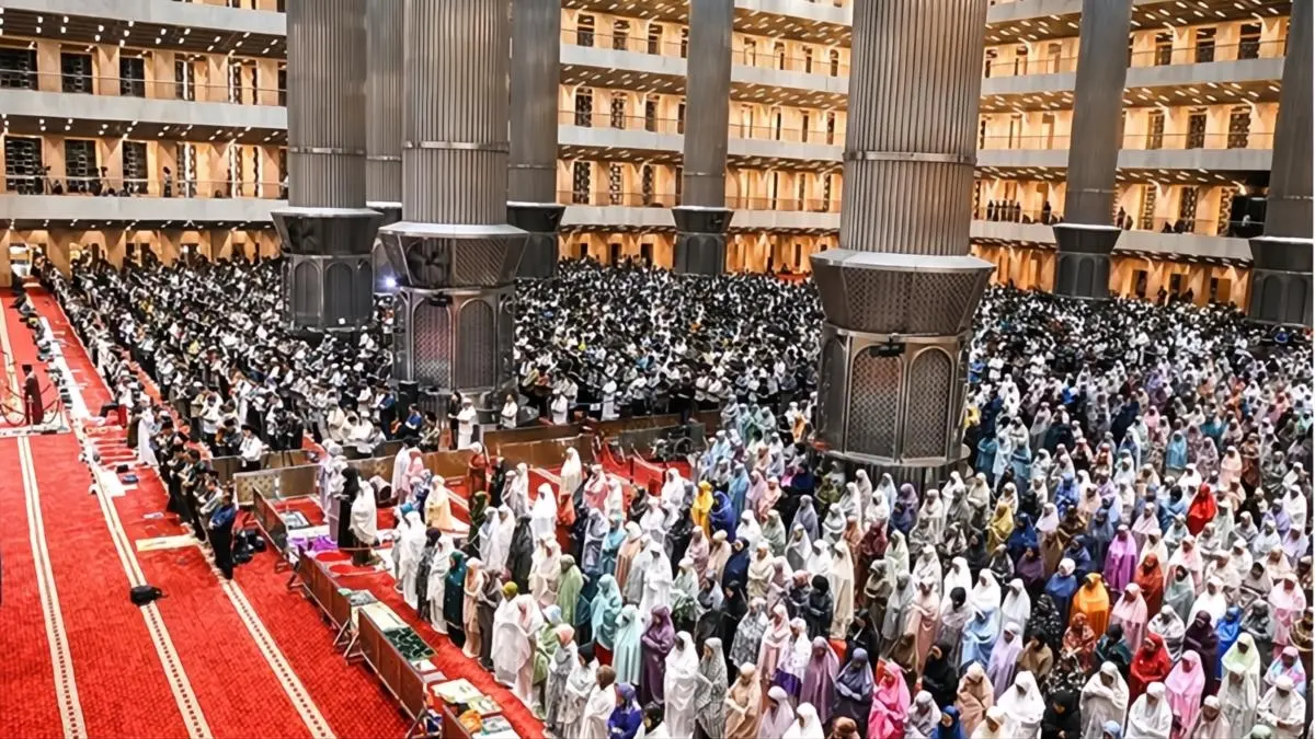 Demi Ikuti Tarawih Perdana di Istiqlal, Ribuan Jemaah Rela Tempuh Perjalaan dari Semarang hingga Aceh Demi Ikuti Tarawih Perdana di Istiqlal, Ribuan Jemaah Rela Tempuh Perjalaan dari Semarang hingga Aceh