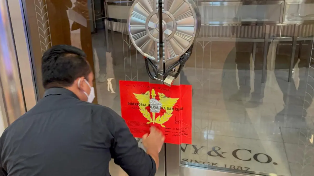 Instruksi Purbaya, Bea Cukai Segel Toko Tiffany & Co untuk Pengawasan Administratif.