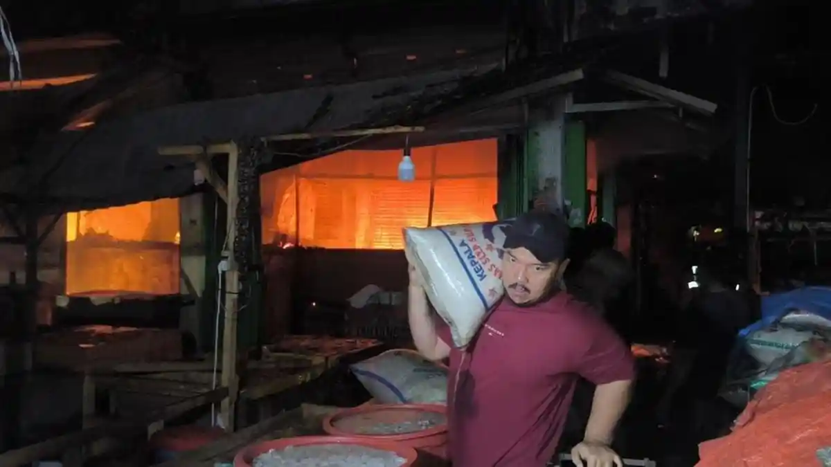 Api Melahap Pasar Rebo Purwakarta saat Sahur, Pedagang Berlarian Selamatkan Dagangan.