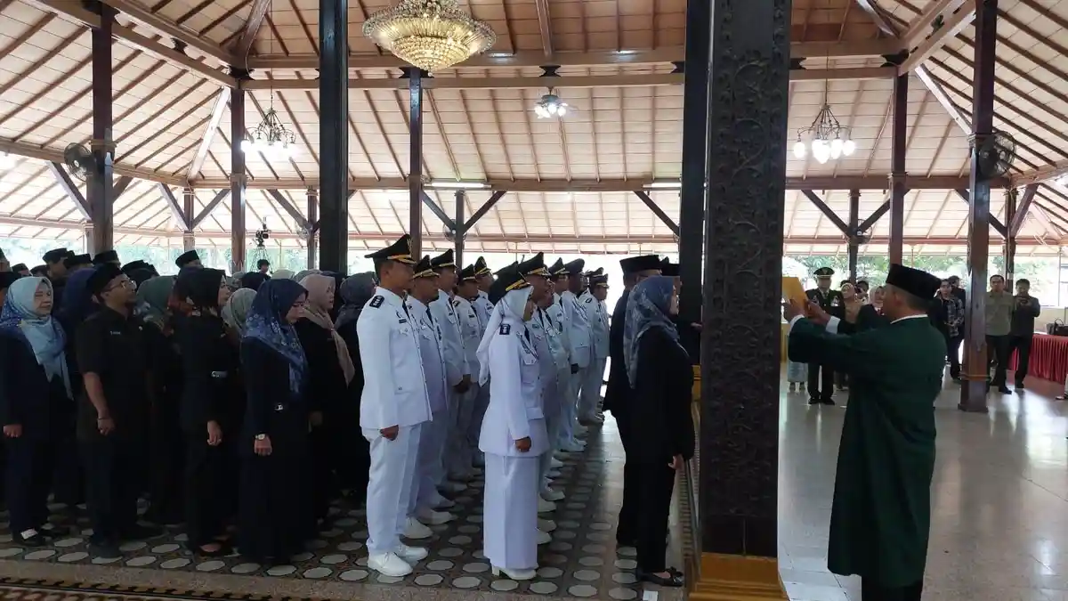 Mutasi Besar-besaran Pejabat di Kabupaten Cirebon, Bupati Ingatkan Tugas: Melayani, Bukan Dilayani.