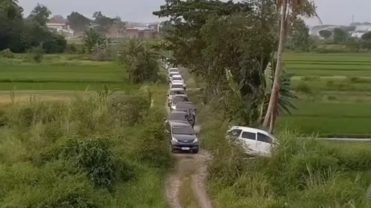 Apes! Gegara Google Maps Ratusan Mobil Pemudik Nyasar ke Sawah di Sleman Apes! Gegara Google Maps Ratusan Mobil Pemudik Nyasar ke Sawah di Sleman.