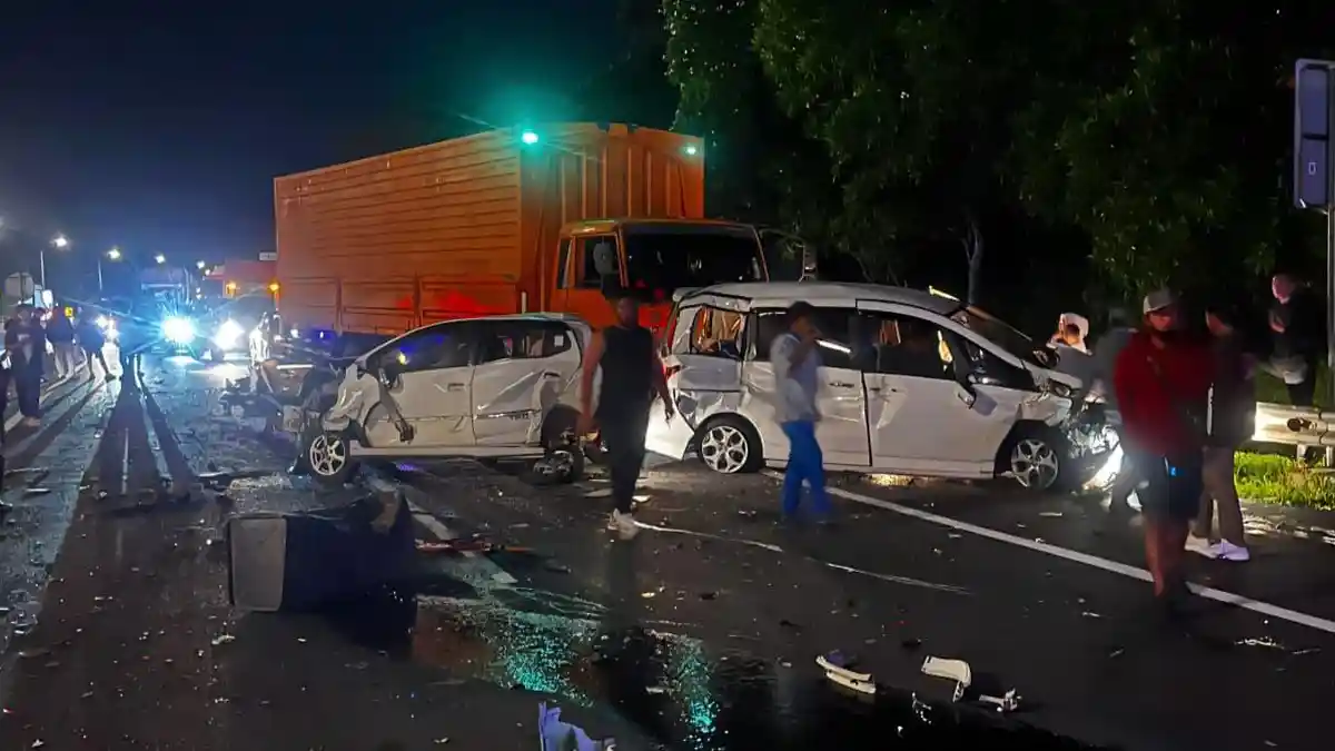 Evakuasi 10 Kendaraan dan Korban Kecelakaan di Tol Cipularang Rampung, Dua Lajur Kembali Normal.