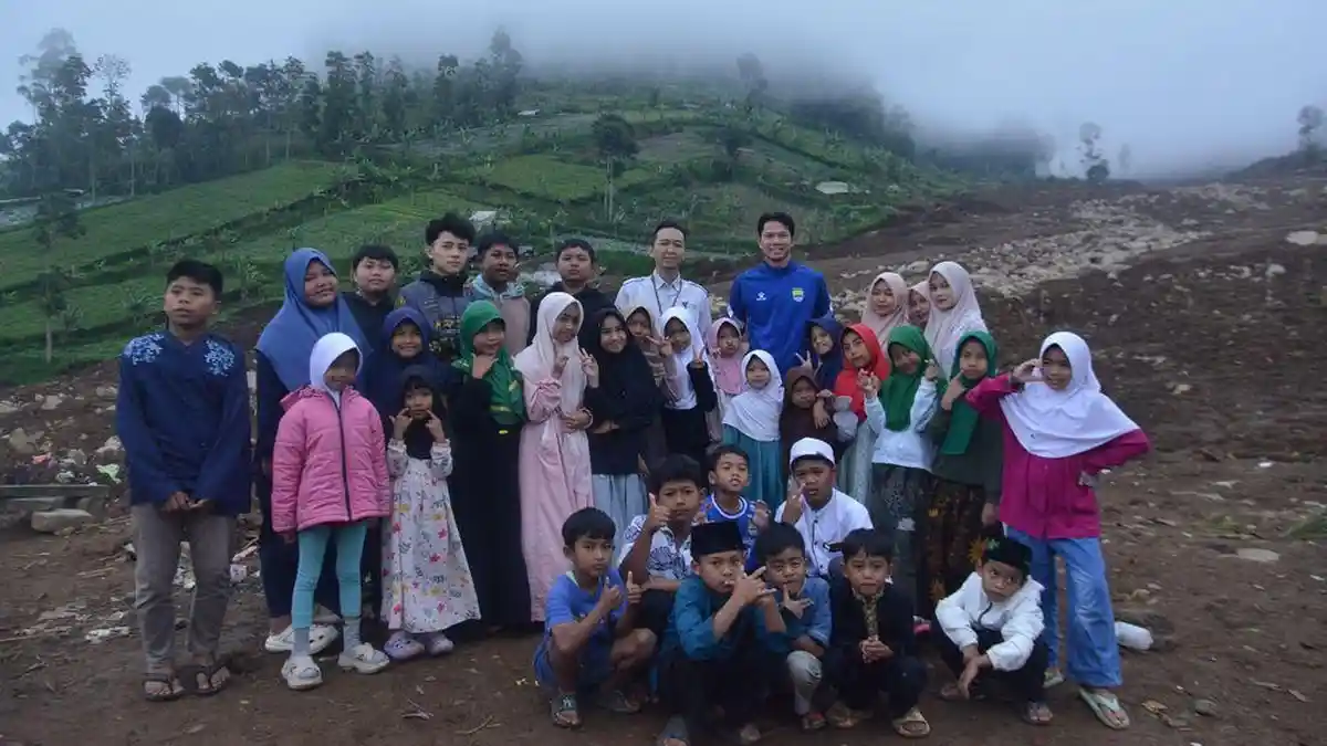 Persib Datangi Lokasi Longsor Cisarua, Donasi Ramadan Hadirkan Senyum Anak Penyintas.