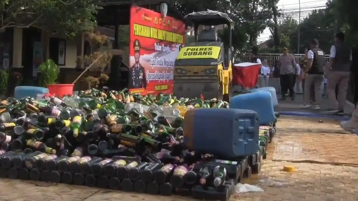 5.000 Botol Miras, 280 Knalpot Brong, & 5.000 Petasan di Subang Dimusnahkan, Dilindas hingga Hancur.