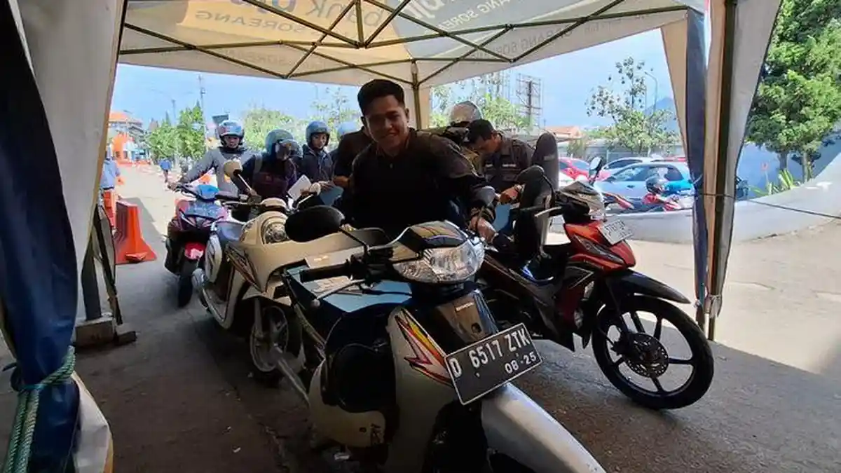 Pendapatan Pajak Kendaraan Jabar Naik 300 Persen: Dedi Mulyadi Janjikan Perbaikan Jalan dan PJU Pendapatan Pajak Kendaraan Jabar Naik 300 Persen: Dedi Mulyadi Janjikan Perbaikan Jalan dan PJU.