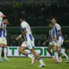 Drama Wasit di Laga Persebaya Vs Persib: VAR, Penalti, Hujan Kartu, Gol Dianulir, hingga Adu Mulut.