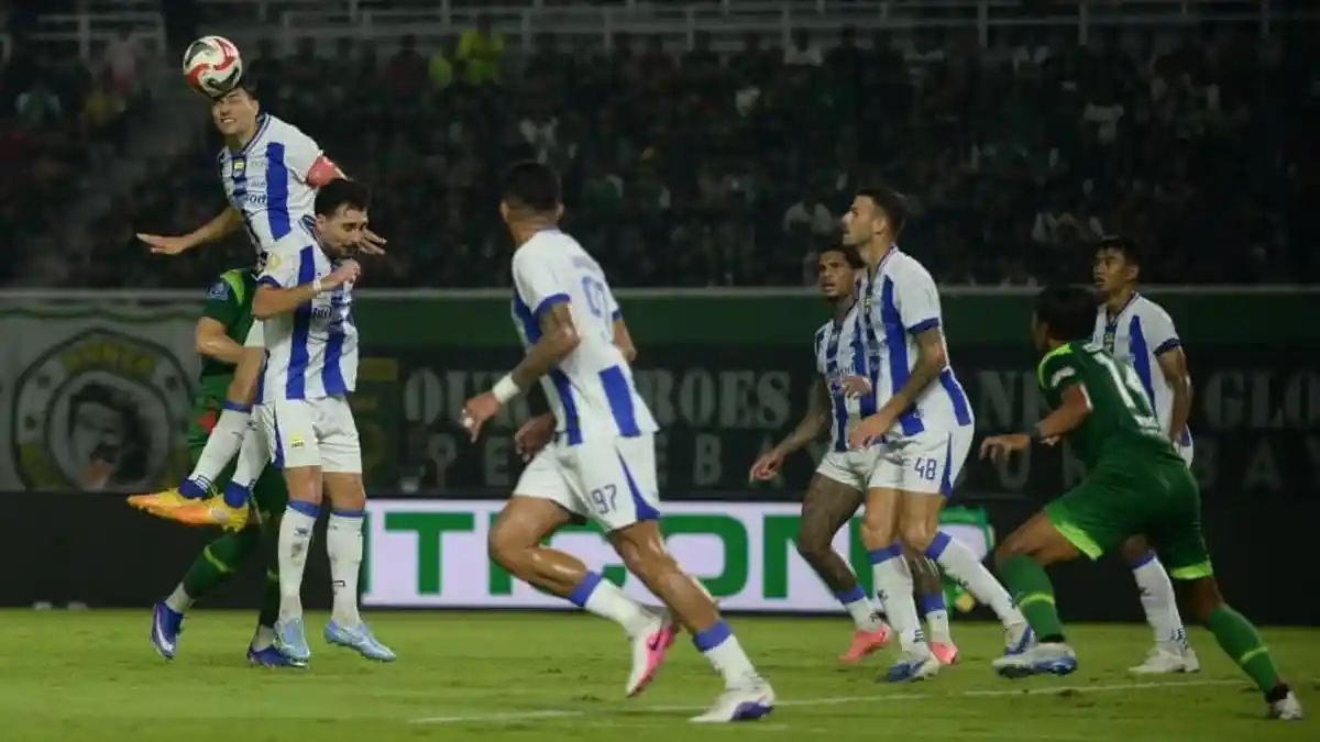 Drama Wasit di Laga Persebaya Vs Persib: VAR, Penalti, Hujan Kartu, Gol Dianulir, hingga Adu Mulut Drama Wasit di Laga Persebaya Vs Persib: VAR, Penalti, Hujan Kartu, Gol Dianulir, hingga Adu Mulut.