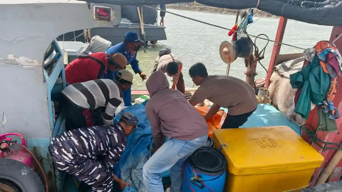 KM Almujib Ditabrak Kapal Tongkang di Perairan Indramayu, 2 ABK Meninggal 4 Hilang KM Almujib Ditabrak Kapal Tongkang di Perairan Indramayu, 2 ABK Meninggal 4 Hilang.