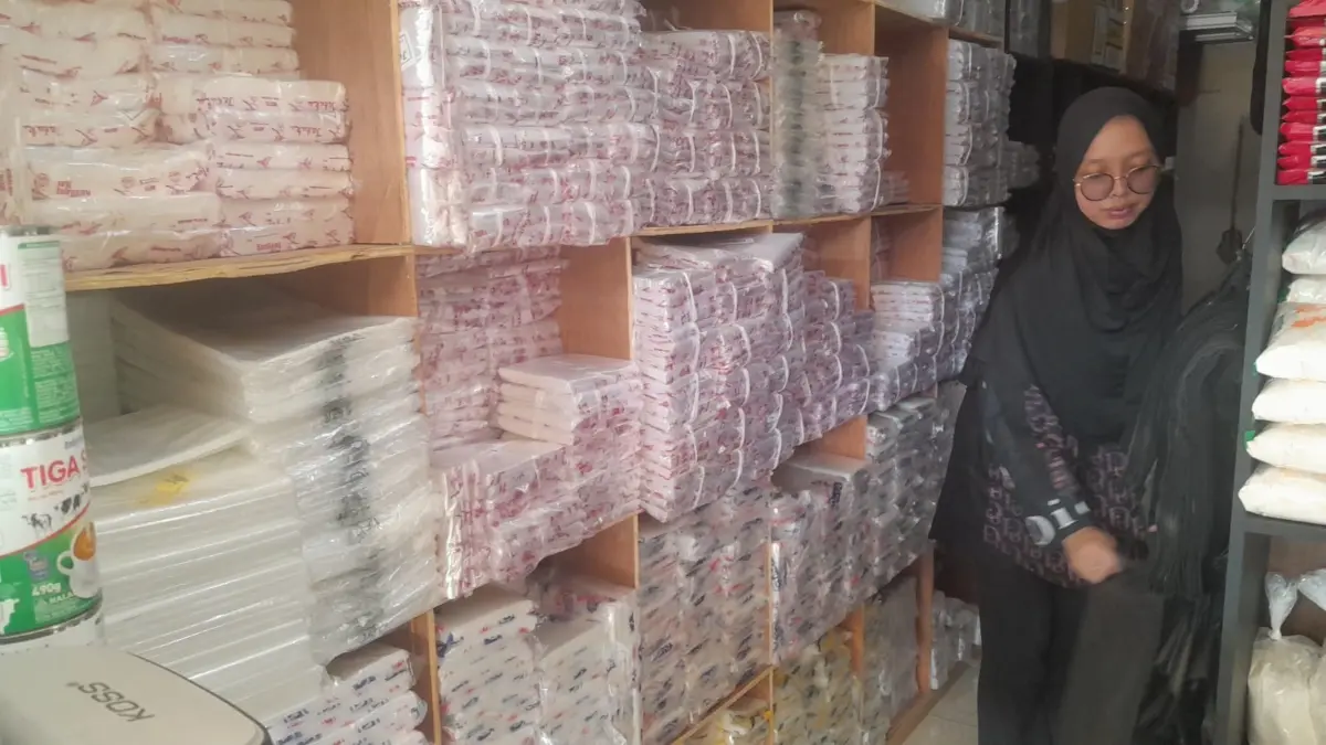 Cerita Kenaikan Harga Plastik yang Pelan Tapi Terasa, Keluhan dari Dapur hingga Dunia Usaha.