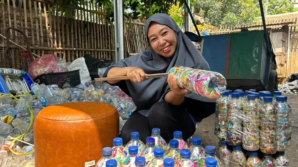 Menyulap Sampah Menjadi Berkah: Kisah Ibu Amaliyah dalam Mengurangi Limbah di Kampung Masigit Bersama PNM.