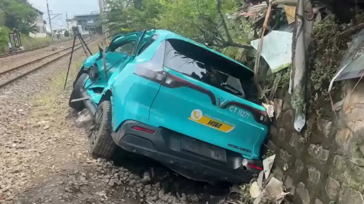 Faktor Mobil Sering Mogok di Rel Kereta Api, Mobil Listrik Lebih Berisiko?