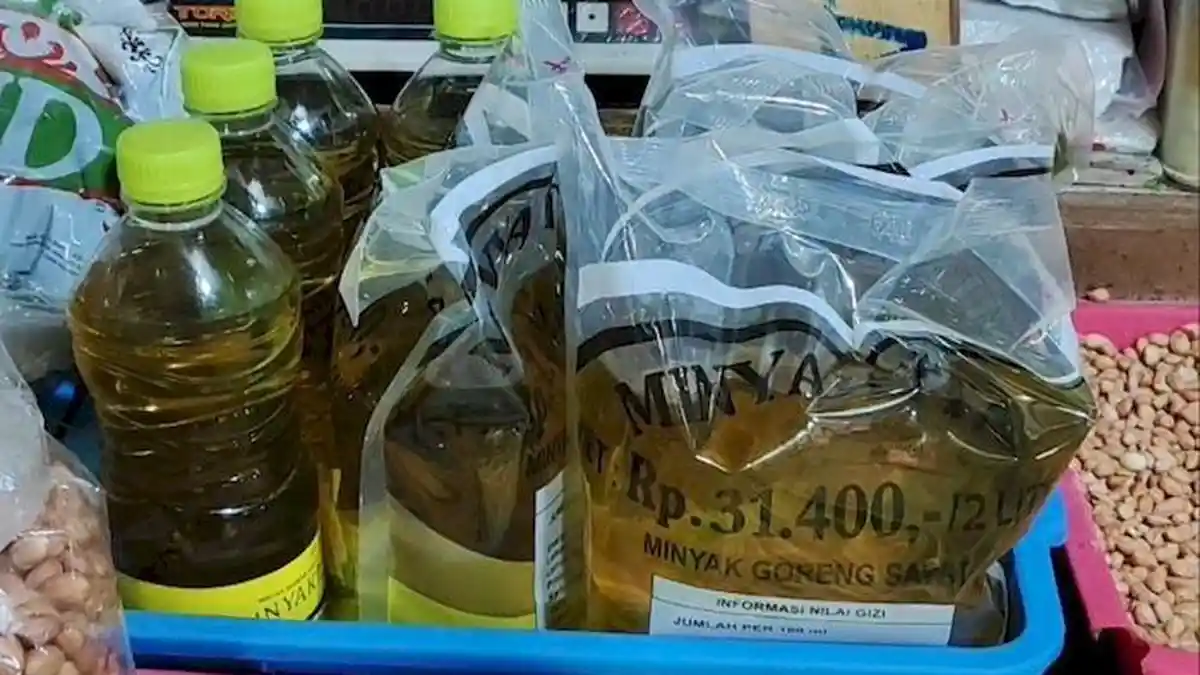 Kenaikan Harga Plastik Ikut Hambat Distribusi Minyakita dan Beras Bantuan di Jawa Barat Kenaikan Harga Plastik Ikut Hambat Distribusi Minyakita dan Beras Bantuan di Jawa Barat.