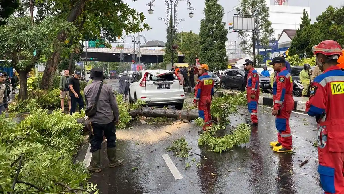 BMKG Merilis Prakiraan Cuaca Jabar Sepekan ke Depan, Kilat hingga Angin Kencang Mengintai Bandung.
