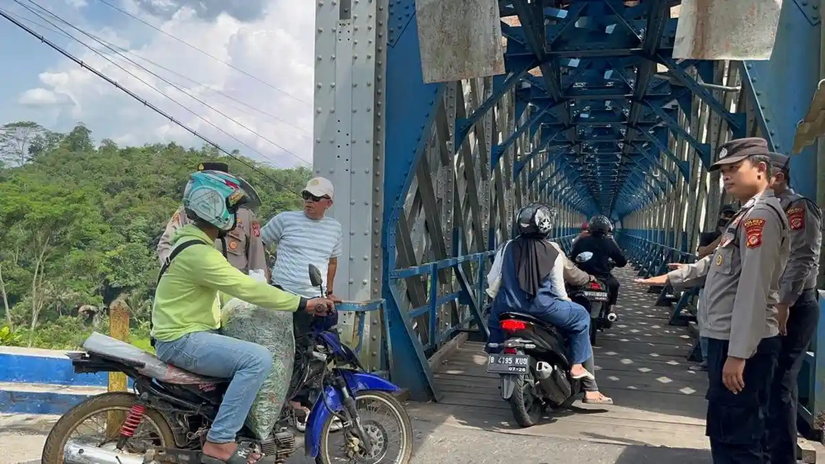 Dedi Mulyadi Bakal Sulap Jembatan Cirahong Jadi Tempat Wisata dengan Bangunan Khas Sunda Dedi Mulyadi Bakal Sulap Jembatan Cirahong Jadi Tempat Wisata dengan Bangunan Khas Sunda.