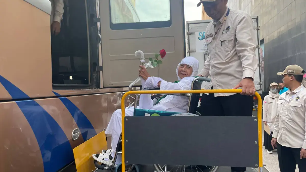 Banyak Lansia Tanpa Pendamping, Petugas Haji Jeddah Ambil Alih Dorong Kursi Roda