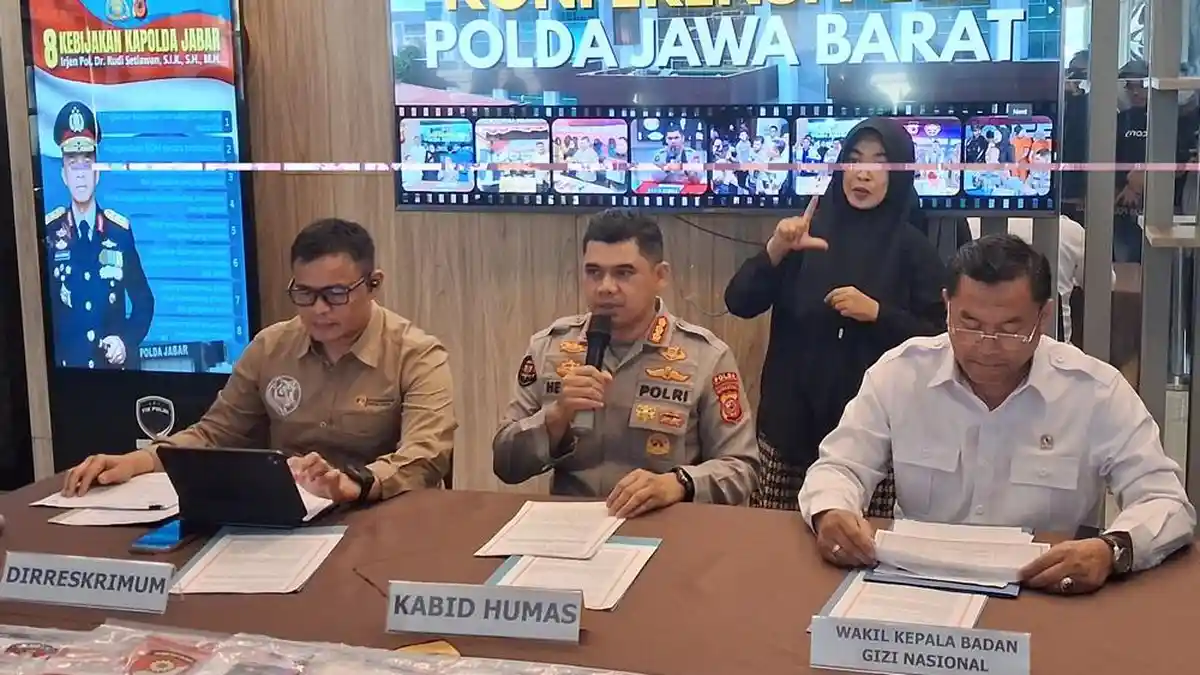 Polda Jabar Bongkar Kasus Penipuan Dapur MBG, Jual Titik Koordinat SPPG Palsu Hingga Rp150 Juta Polda Jabar Bongkar Kasus Penipuan Dapur MBG, Jual Titik Koordinat SPPG Palsu Hingga Rp150 Juta.