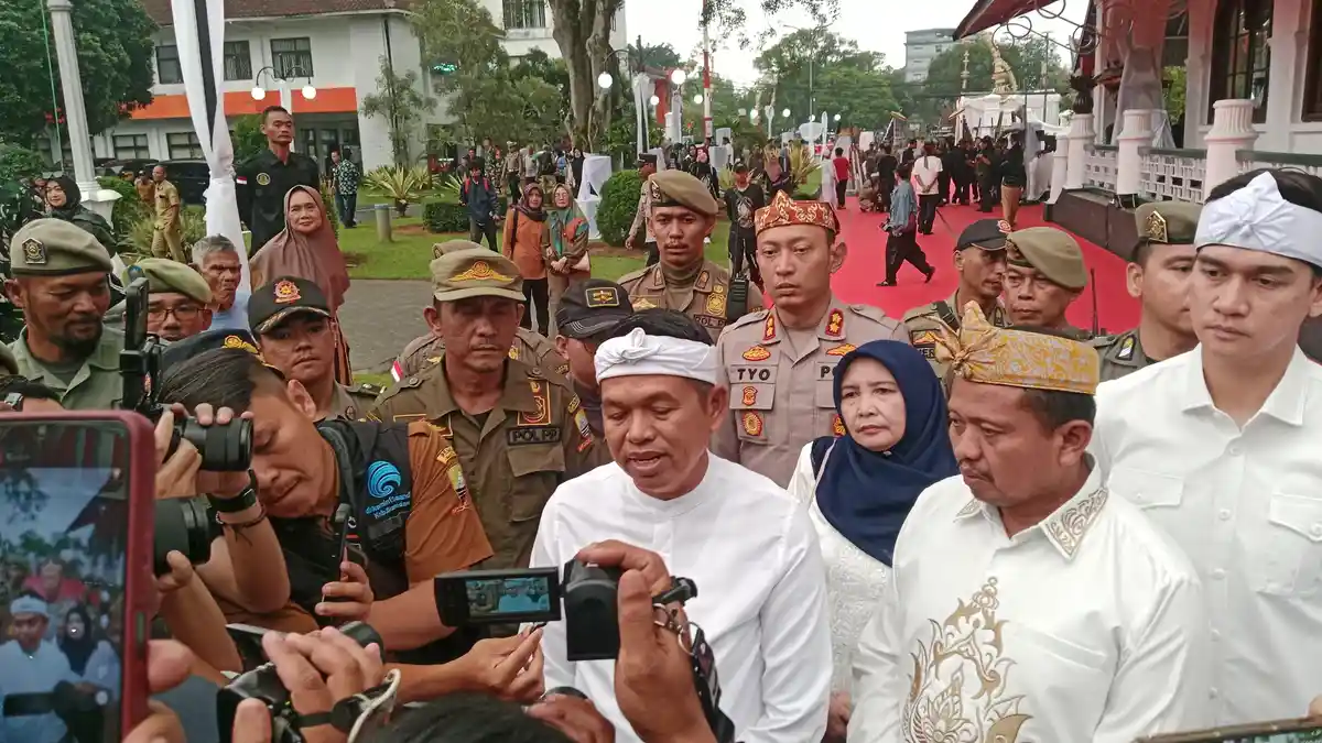 Persib Selangkah Lagi Juara, KDM Siapkan Bonus dan Ingatkan Bobotoh: Ulah Waka Hajat Memeh Usum!