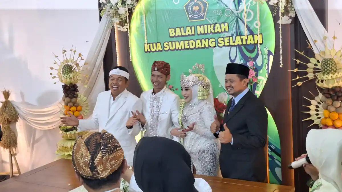 Gelar Akad Sederhana di KUA, Putra Sekda Jabar Dapat Wejangan Menohok dari Dedi Mulyadi Gelar Akad Sederhana di KUA, Putra Sekda Jabar Dapat Wejangan Menohok dari Dedi Mulyadi.