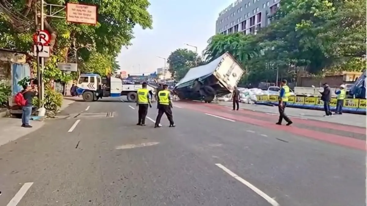 Truk Biji Plastik Terguling di Pesing, Lalin Macet hingga Cengkareng Truk Biji Plastik Terguling di Pesing, Lalin Macet hingga Cengkareng
