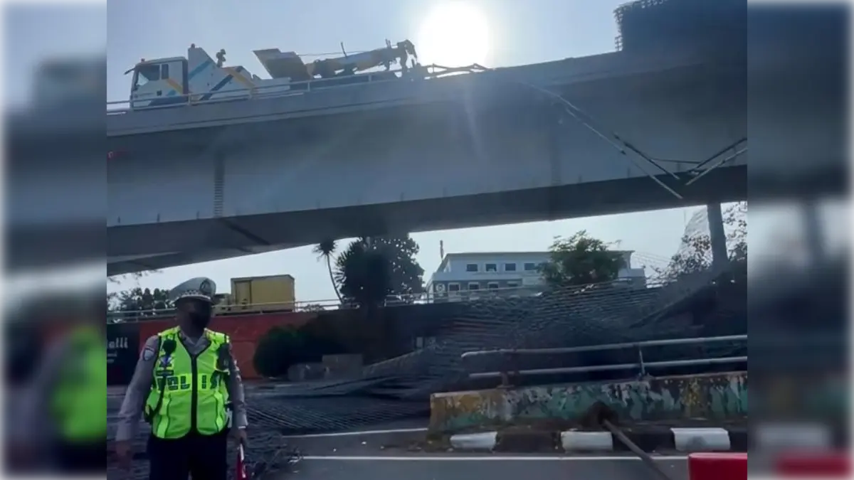 Truk Trailer Muatan Besi Terguling di Tomang, Tol Dalkot Arah Cawang Ditutup Truk Trailer Muatan Besi Terguling di Tomang, Tol Dalkot Arah Cawang Ditutup