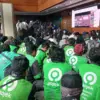 Bak Nobar Piala Dunia, Ojol Padati Lobi Pengadilan Saksikan Sidang Vonis Nadiem.