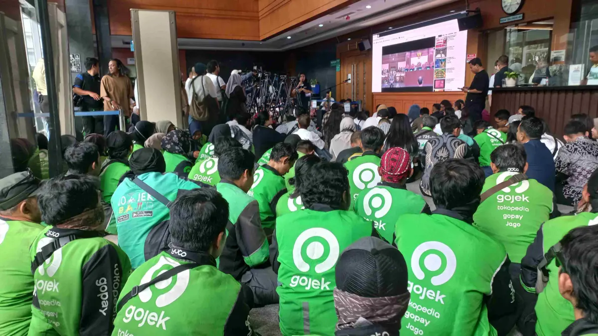 Bak Nobar Piala Dunia, Ojol Padati Lobi Pengadilan Saksikan Sidang Vonis Nadiem Bak Nobar Piala Dunia, Ojol Padati Lobi Pengadilan Saksikan Sidang Vonis Nadiem.