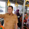 Wali Kota Pekanbaru Raih Penghargaan \'Pendorong Pertumbuhan Ekonomi Kota\' dari Dahlan Iskan