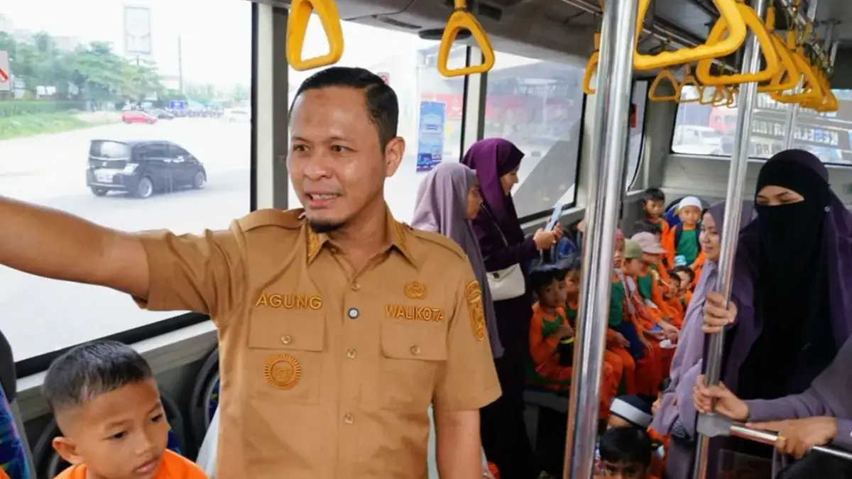 Wali Kota Pekanbaru Raih Penghargaan \'Pendorong Pertumbuhan Ekonomi Kota\' dari Dahlan Iskan