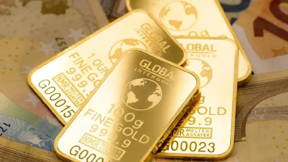 Harga Emas Antam Turun Rp20.000 per Gram, Buyback Anjlok Rp43.000.