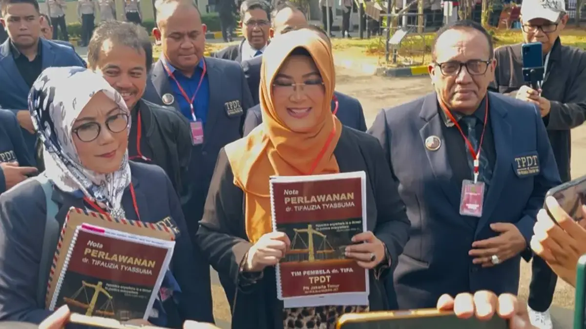Dokter Tifa Hadiri Sidang Lanjutan Kasus Dugaan Ijazah Palsu Jokowi, Bawa 37 Nota Perlawanan Dokter Tifa Hadiri Sidang Lanjutan Kasus Dugaan Ijazah Palsu Jokowi, Bawa 37 Nota Perlawanan