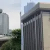 Logo Bank Mandiri di Gedung Jakarta Pusat Dicopot di Tengah Viral Pemblokiran Rekening Pendemo